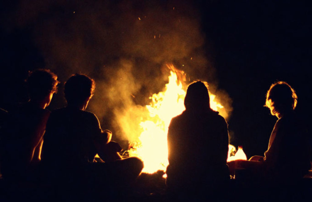 Viernes de fogón, cuentos de terror y películas en el barrio Autonomía