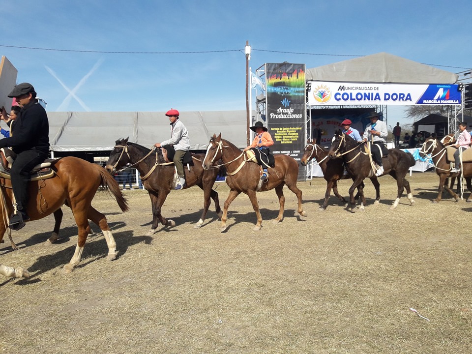 La doma y folclore convocaron a una multitud en Colonia Dora