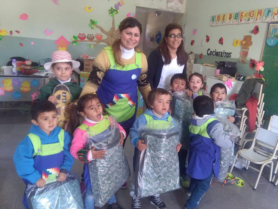 Alumnos de El Dean recibieron frazadas y ropa de abrigo