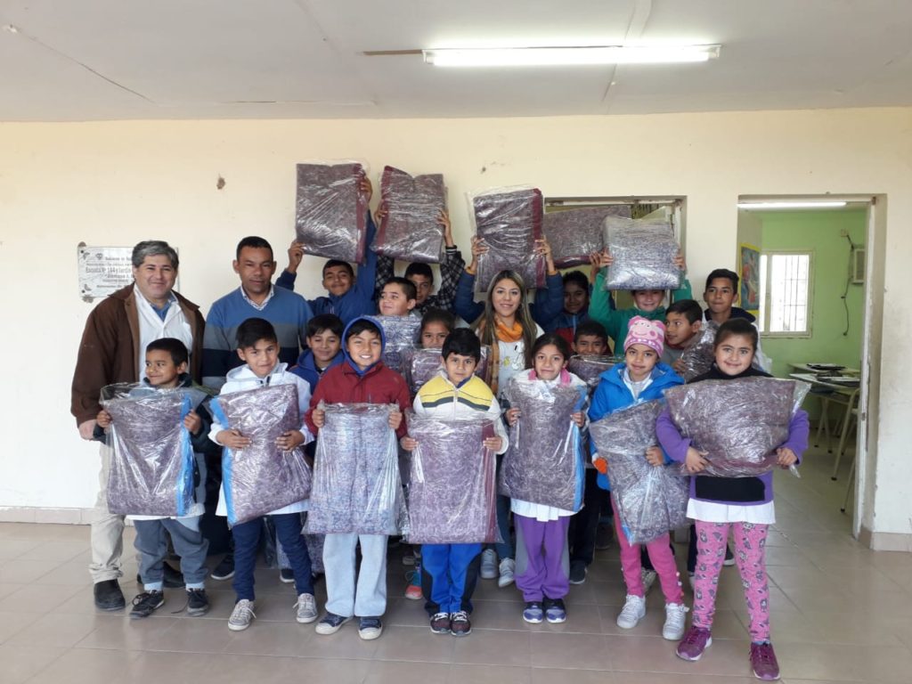 Entregan frazadas a los alumnos de dos establecimientos del paraje Puestito Norte Entregan frazadas a los alumnos de dos establecimientos del paraje Puestito Norte