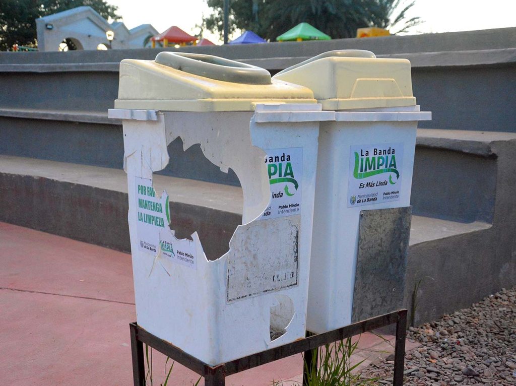 Destruyeron cestos de residuos en la plaza Mauricio Rojas