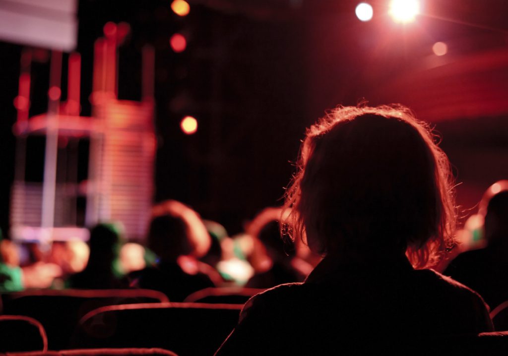 Invitan a un taller de teatro para adultos y adolescentes