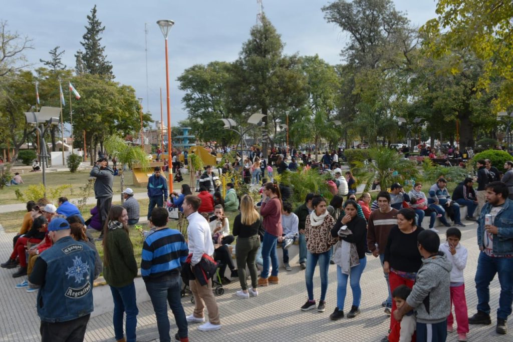 Fernández disfrutó de un domingo diferente con miles de personas en Plaza Mitre