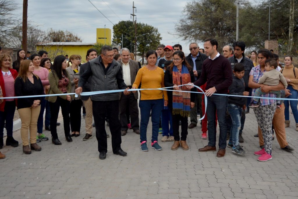 Inauguran el pavimento de dos calles importantes de la ciudad de Fernández