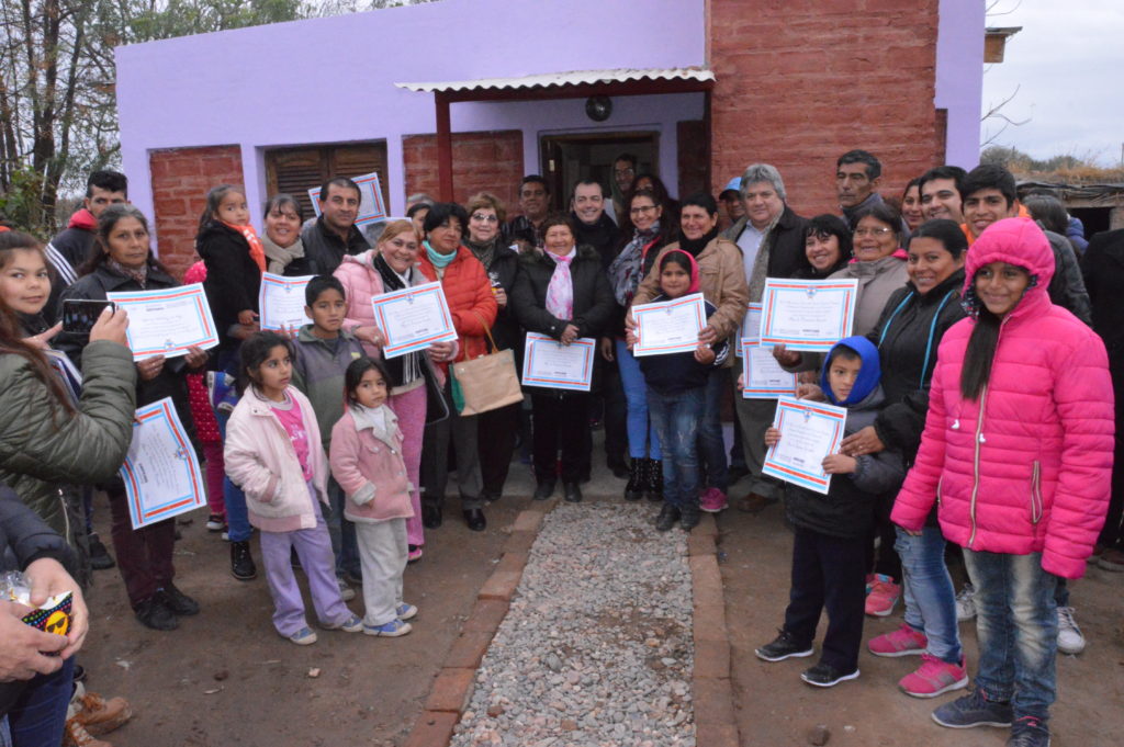 Más de cuarenta familias de Clodomira recibieron sus ansiadas viviendas sociales Más de cuarenta familias de Clodomira recibieron sus ansiadas viviendas sociales
