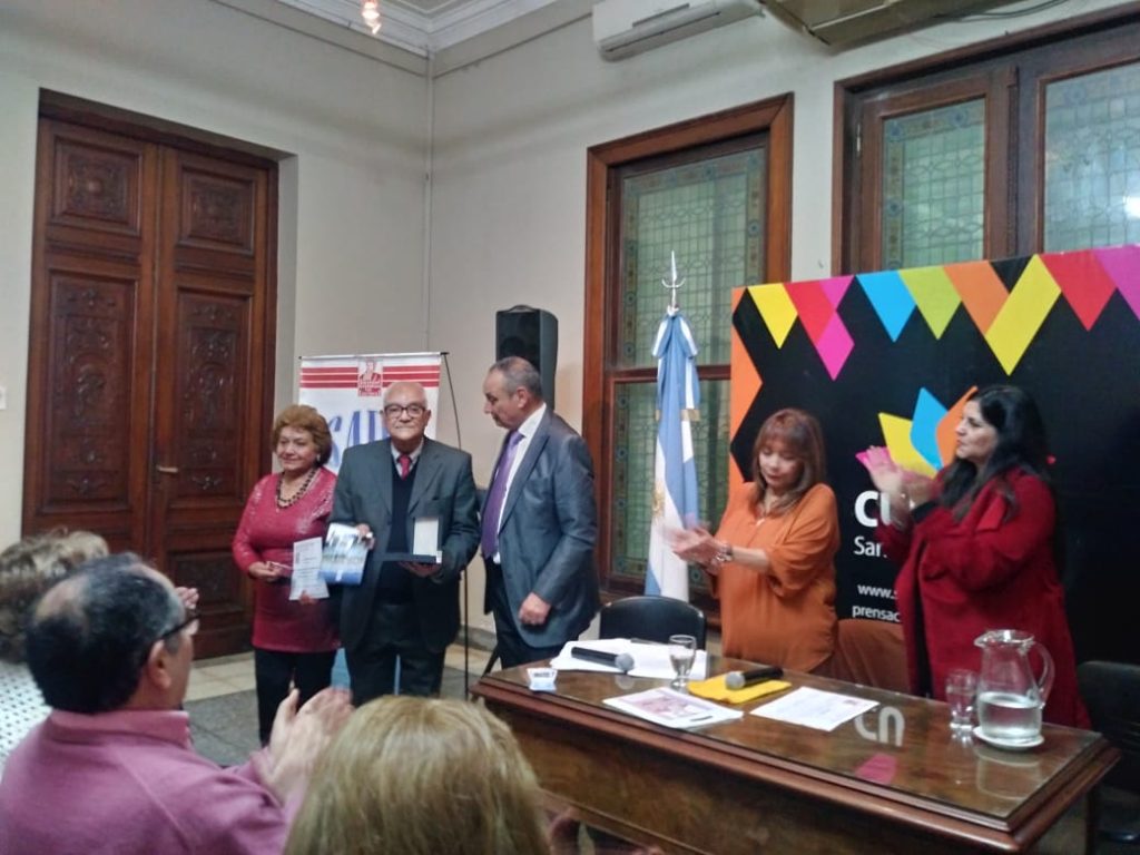 Entregaron importante reconocimiento a un escritor de Fernández