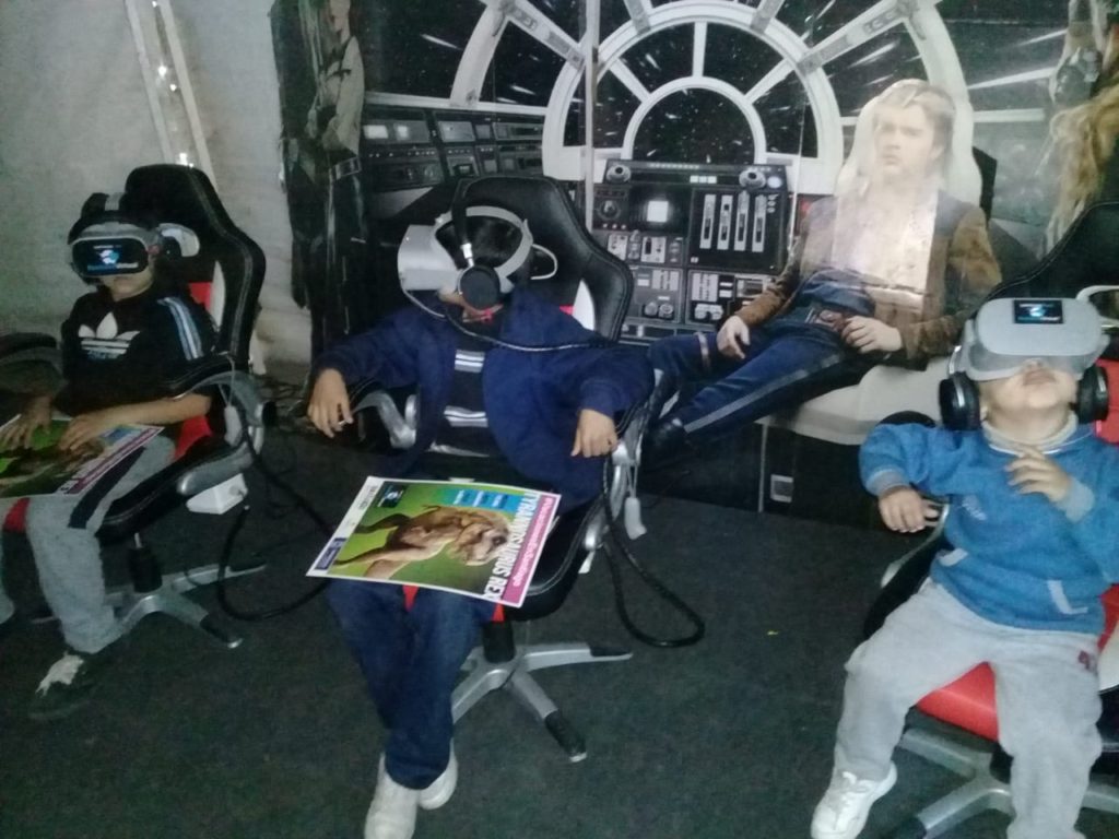 La carpa de realidad virtual de Jurassic Park es una de las principales atracciones de la Feria Artesanal