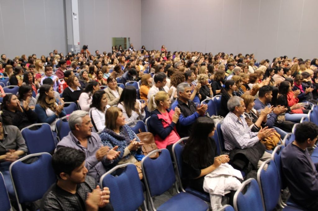 Moira Lowe visitó la provincia y convocó a cientos de personas en el Fórum