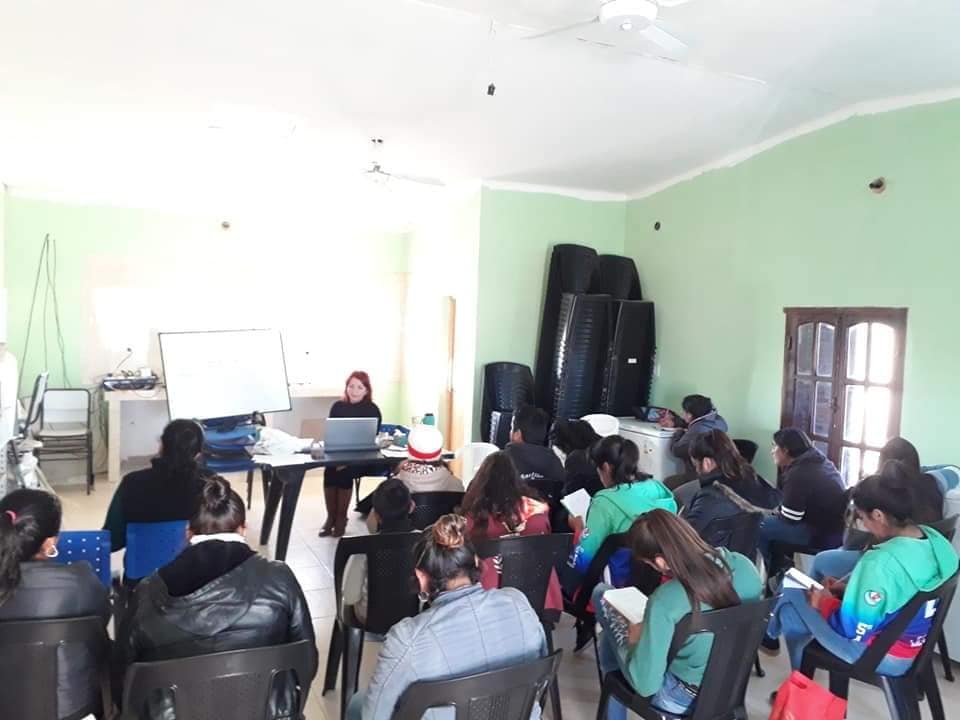 Dictan cursos gratuitos de peluquería para vecinos de Villa Figueroa