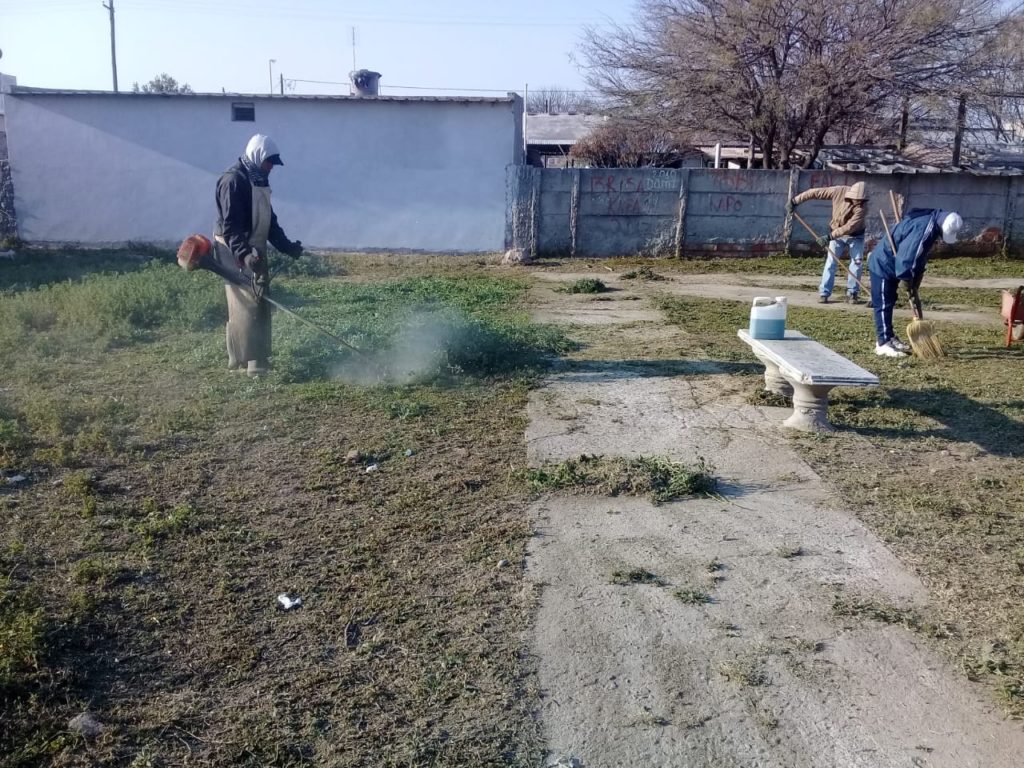 Limpian desagües para prevenir inundaciones en Clodomira