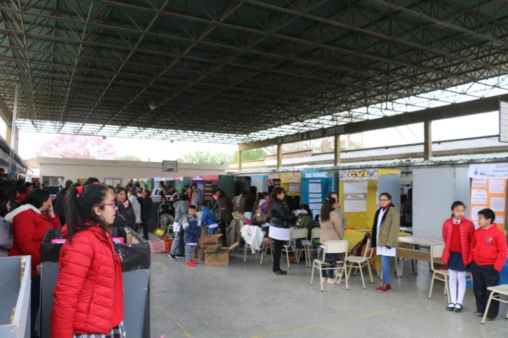 Cientos de alumnos de tres departamentos mostraron su ingenio en Quimilí
