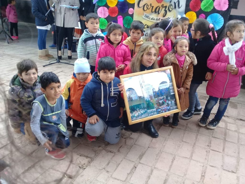 En Tintina, alumnos y madres organizaron un acto sorpresa por el Día del Maestro