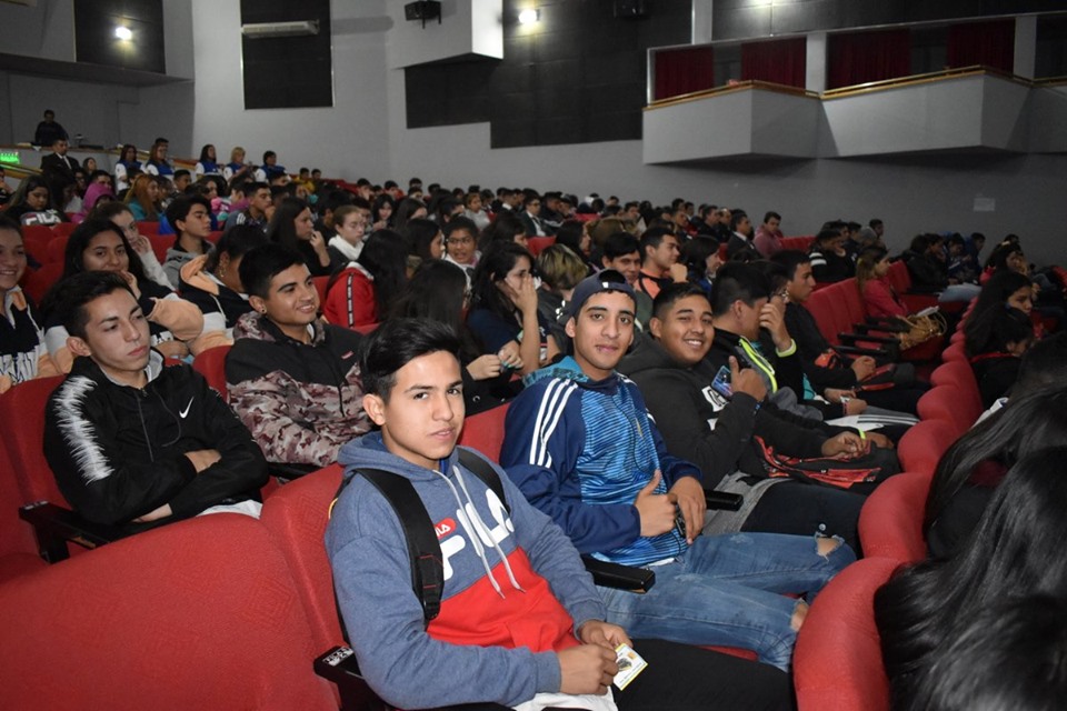 Cientos de estudiantes frienses participan de una charla sobre seguridad vial