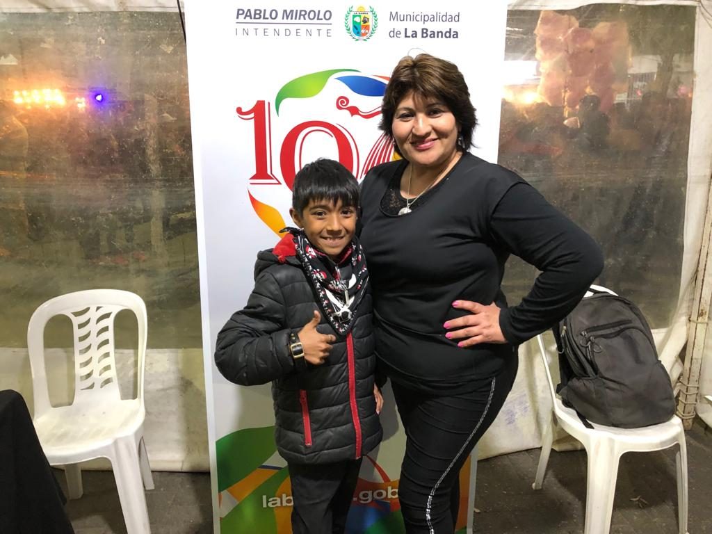 Un niño estilista se lució con los arreglos a las candidatas a reina de La Banda