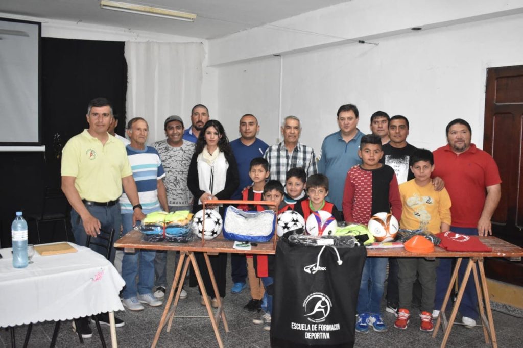 Escuelas de fútbol loretanas recibieron importantes elementos de uso diario