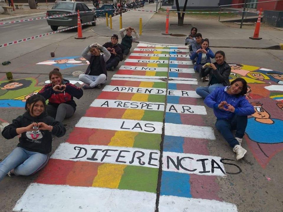 Jóvenes termenses pintaron la primera senda saludable de la diversidad LGBTIQ