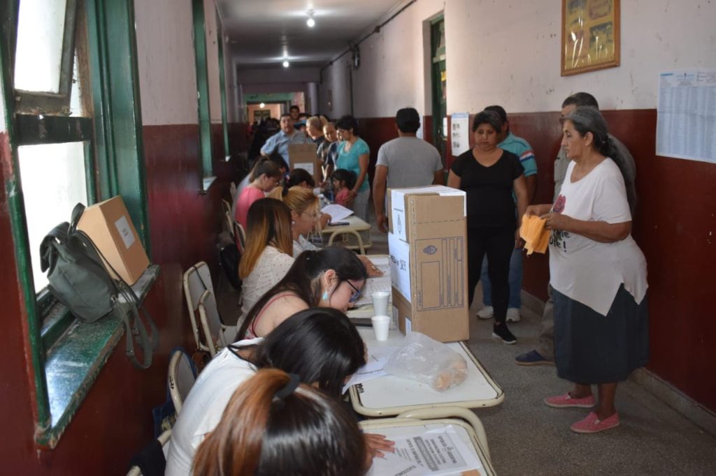 “A pesar del calor, hay mucha gente en los lugares de votación”
