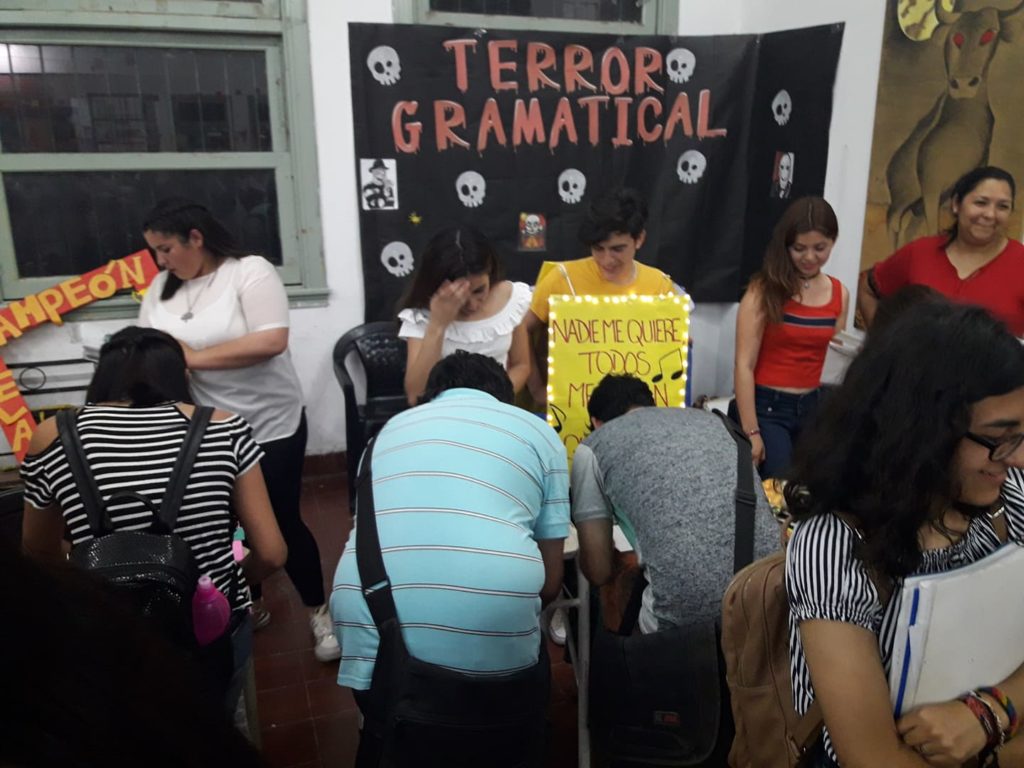 Alumnos desplegaron su ingenio en una kermés sobre gramática y matemática