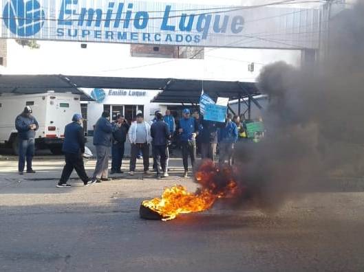 Más de 150 santiagueños quedaron en la calle tras el cierre de Luque