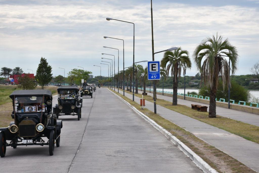 Autos antiguos de todo el país recorren Las Termas