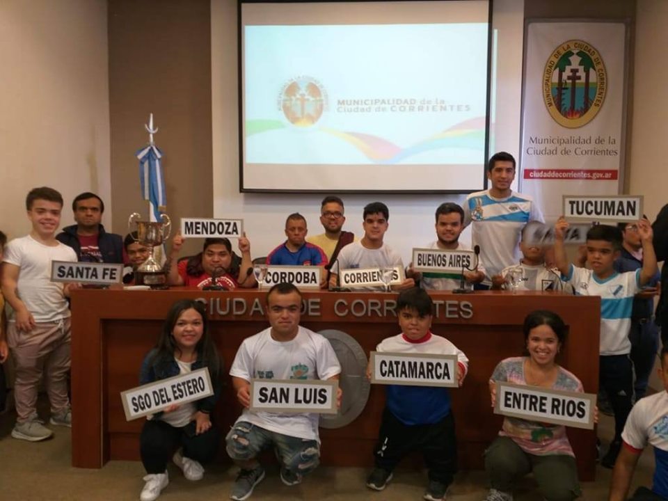 Una joven sueña con un encuentro de personas de talla baja en Santiago Una joven sueña con un encuentro de personas de talla baja en Santiago