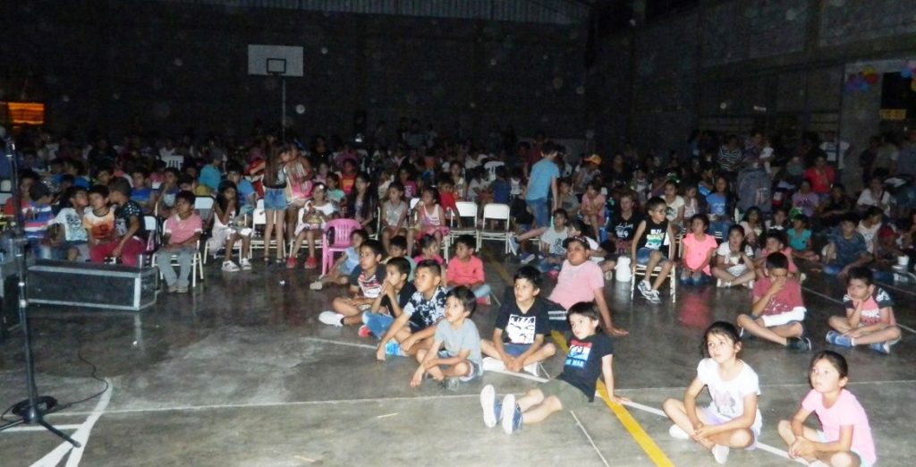 Los niños de Pampa de los Guanacos disfrutaron de una grata jornada de cine Los niños de Pampa de los Guanacos disfrutaron de una grata jornada de cine