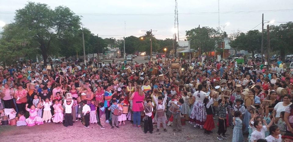 Un millar de personas participaron en Fernández la Marcha de los Bombitos Un millar de personas participaron en Fernández la Marcha de los Bombitos