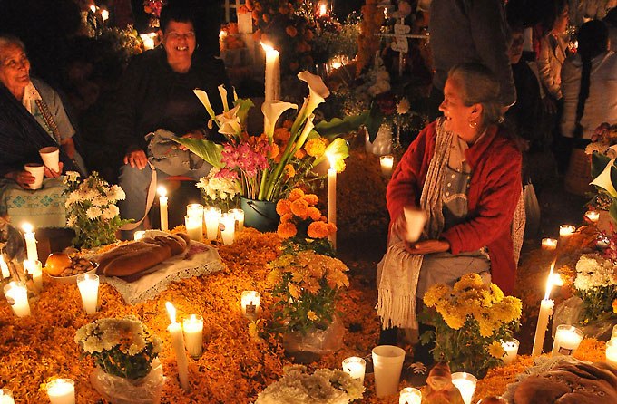 La “Fiesta de los Muertos” convoca a cientos de deudos en Ojo de Agua