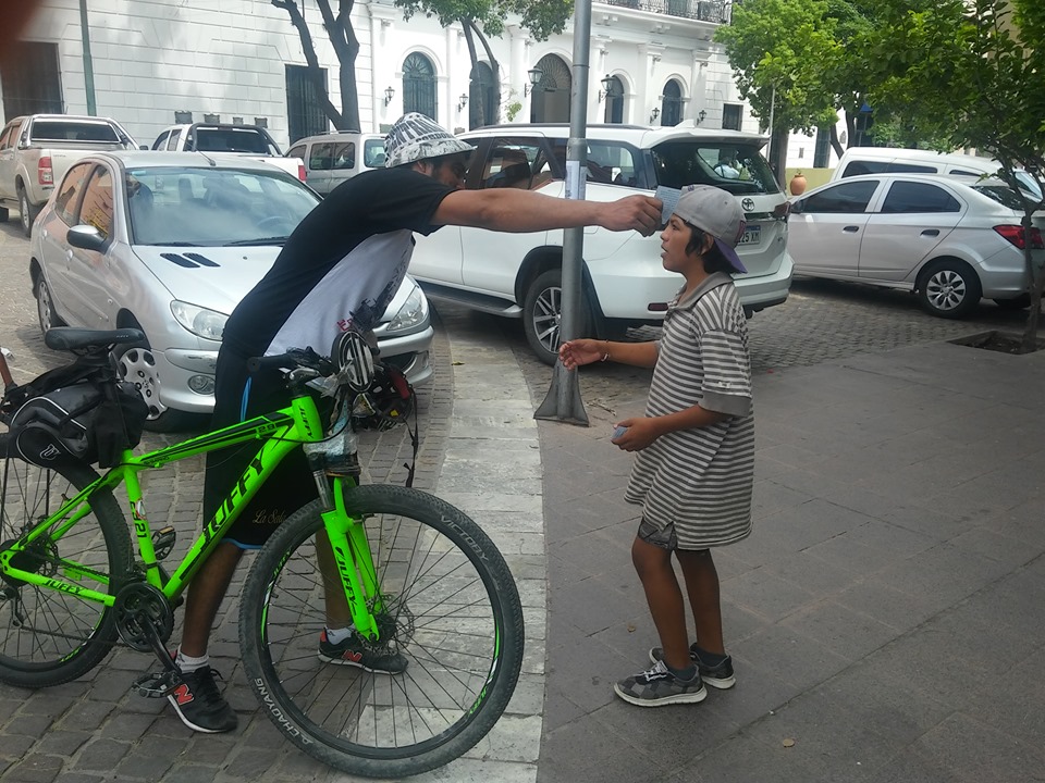 El gesto de un niño emocionó al hincha ferroviario que viajó a La Rioja en bicicleta El gesto de un niño emocionó al hincha ferroviario que viajó a La Rioja en bicicleta