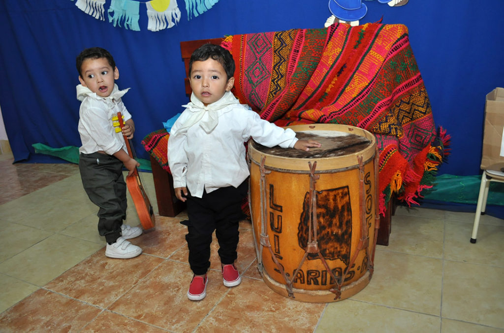 Los más chicos participaron del acto por el Día de la Tradición