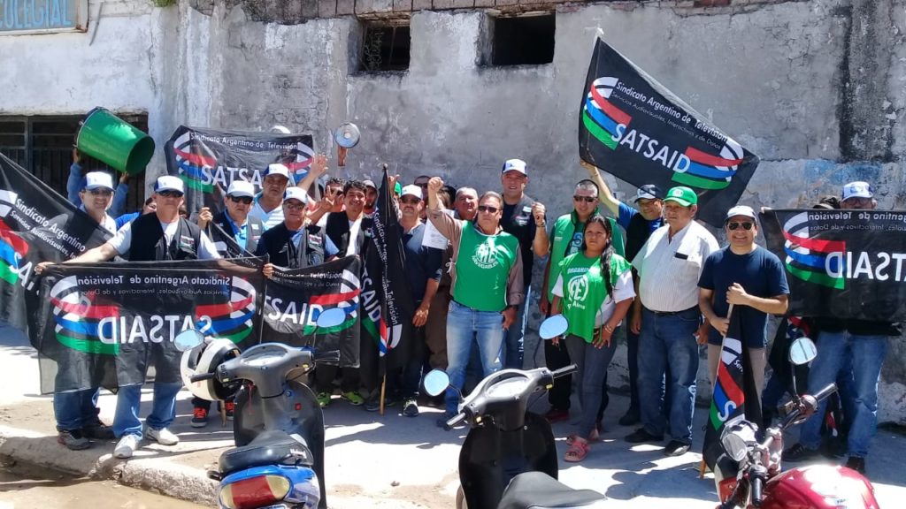 Empleados del canal de cable de Añatuya protestan por despidos