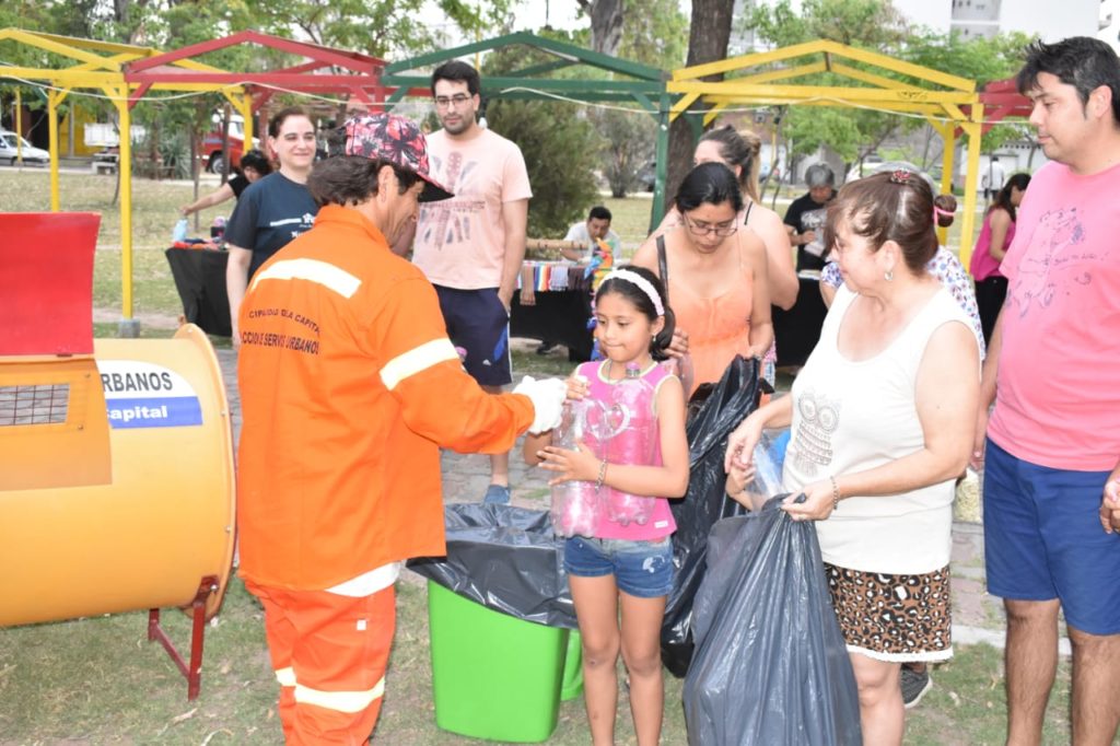Más vecinos se suman a la campaña Navidad Ecológica y Solidaria Más vecinos se suman a la campaña Navidad Ecológica y Solidaria