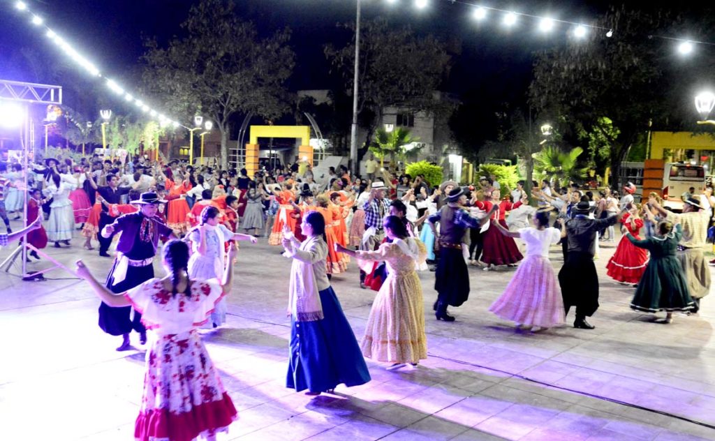 El centro bandeño se llenó de música y danza para celebrar el Día de la Tradición