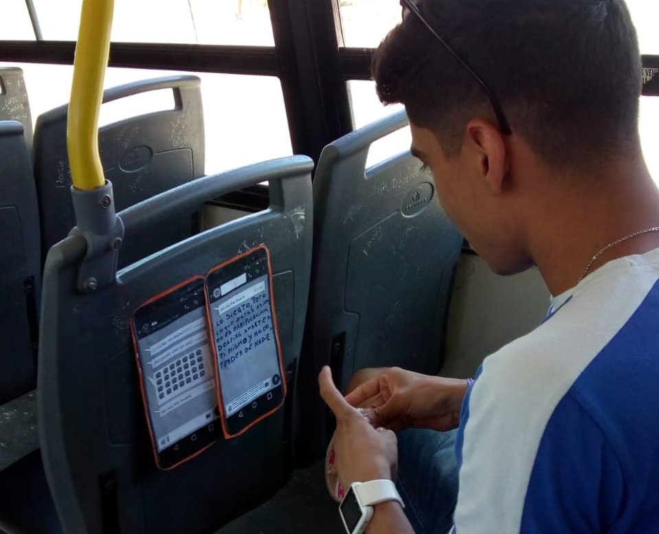 Jóvenes pegaron carteles con mensajes reflexivos en colectivos y espacios verdes