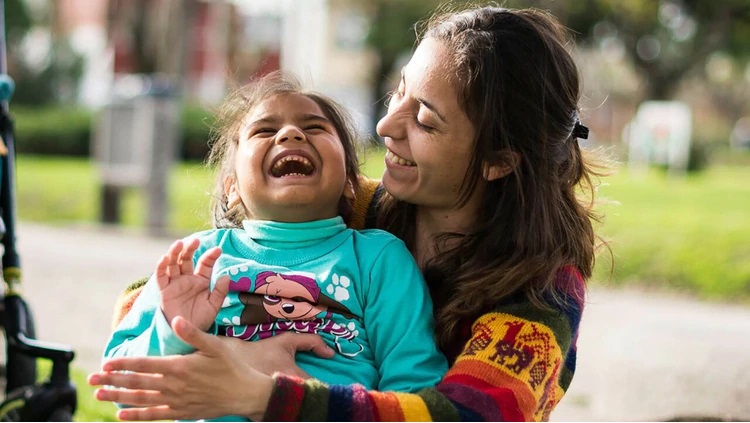 Adoptó a una nena que había sido abandonada a la intemperie cuando era bebé