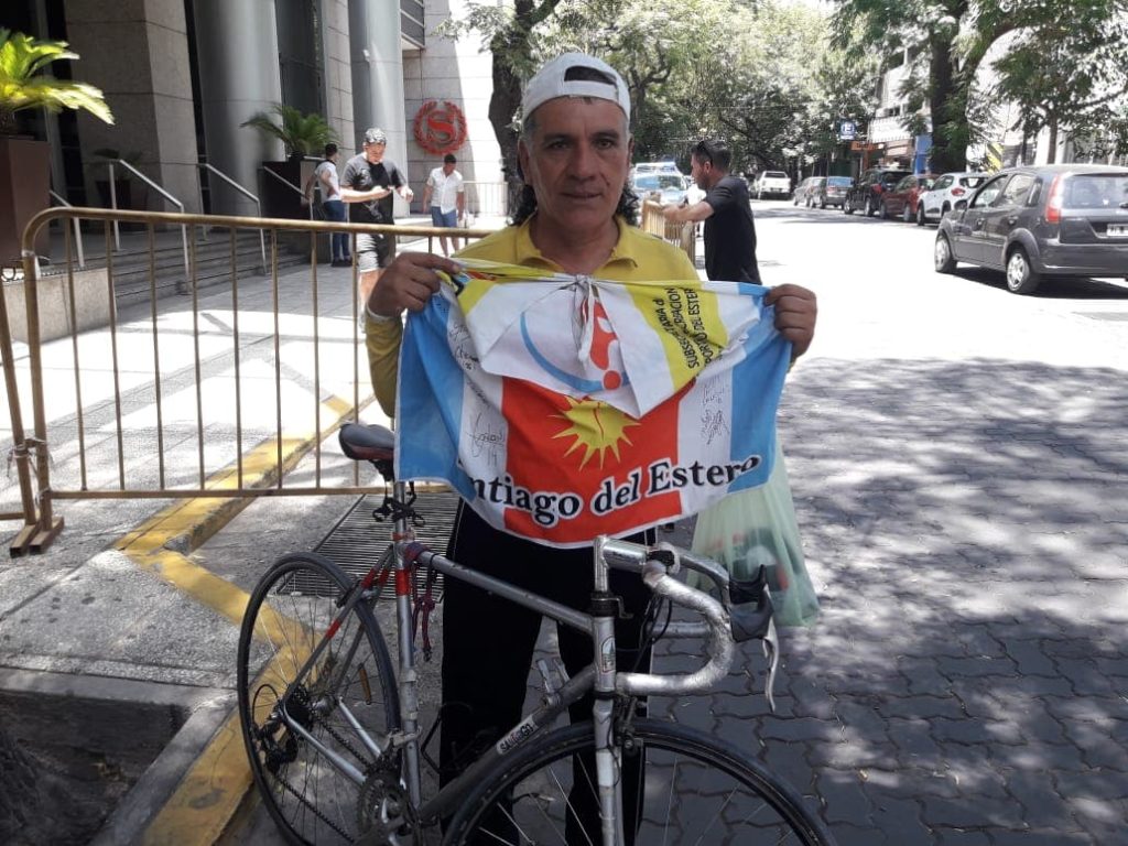 Pedalea hace seis días para ver al club de sus amores