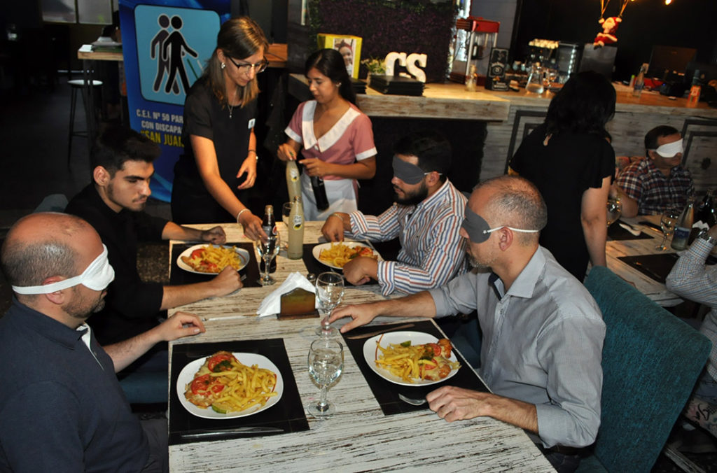Un nuevo “Almuerzo a ciegas” se realizó en La Banda Un nuevo “Almuerzo a ciegas” se realizó en La Banda