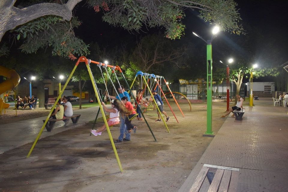 Habilitaron la nueva iluminación de la Plaza de los Niños en Frías
