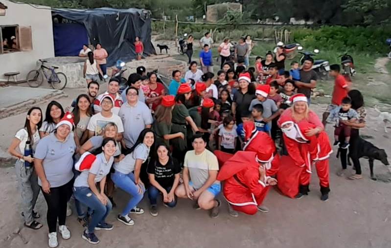 Acompañado de sus duendes, Papá Noel recorre los barrios de Quimilí