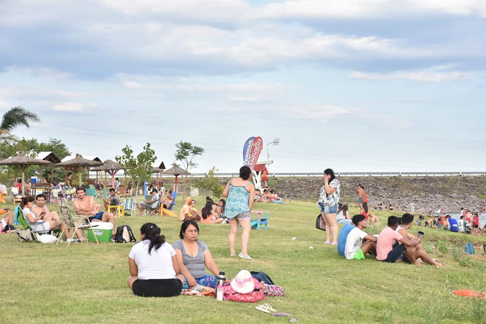 La Playa del Lago se consolida como el atractivo de verano en Las Termas