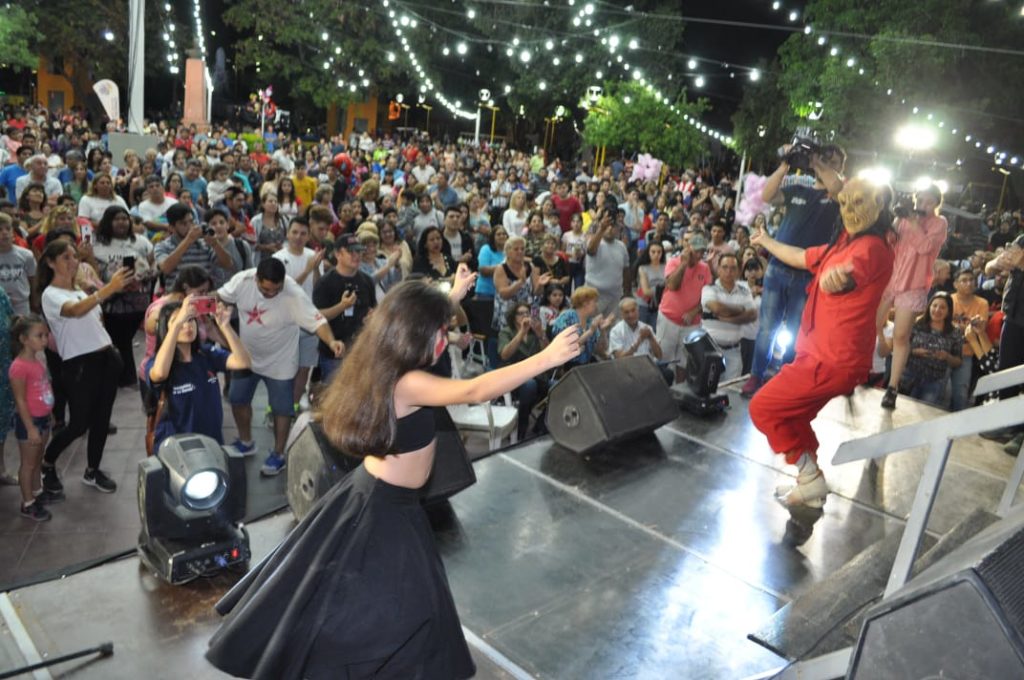 Músicos, bailarines y la Marcha de los Bombos para anunciar la 29ª edición del Festival de La Salamanca