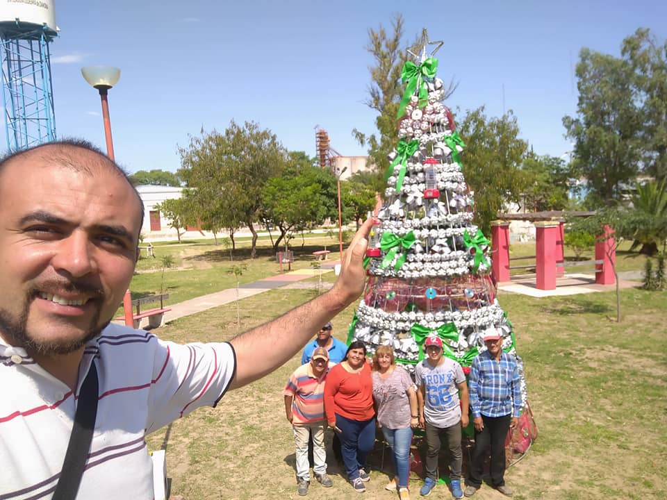Armaron un árbol de navidad para la ciudad reusando, reciclando y reduciendo residuos