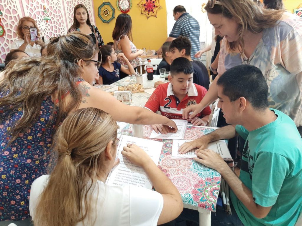 La Banda presentó los menús inclusivos en braille y pictogramas