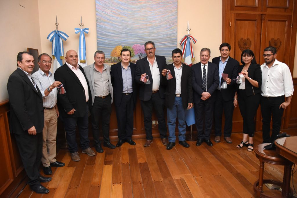 Intendentes y comisionados recibieron camionetas 0 km