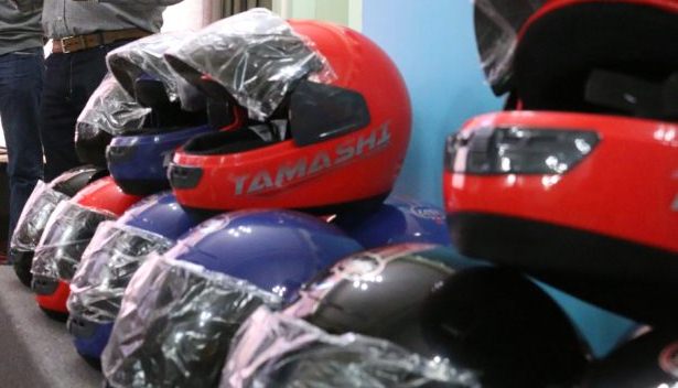 Repudian venta ilegal de cascos regalados en una campaña de seguridad