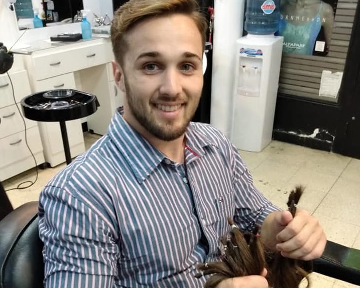Dejó crecer su cabello por dos años para donarlo y confeccionar pelucas