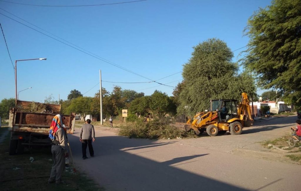Intenso trabajo para limpiar desagües y mejorar la higiene en los barrios de Clodomira