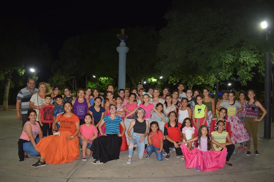 Los vecinos de Ojo de Agua aprenden danzas folclóricas en la plaza central