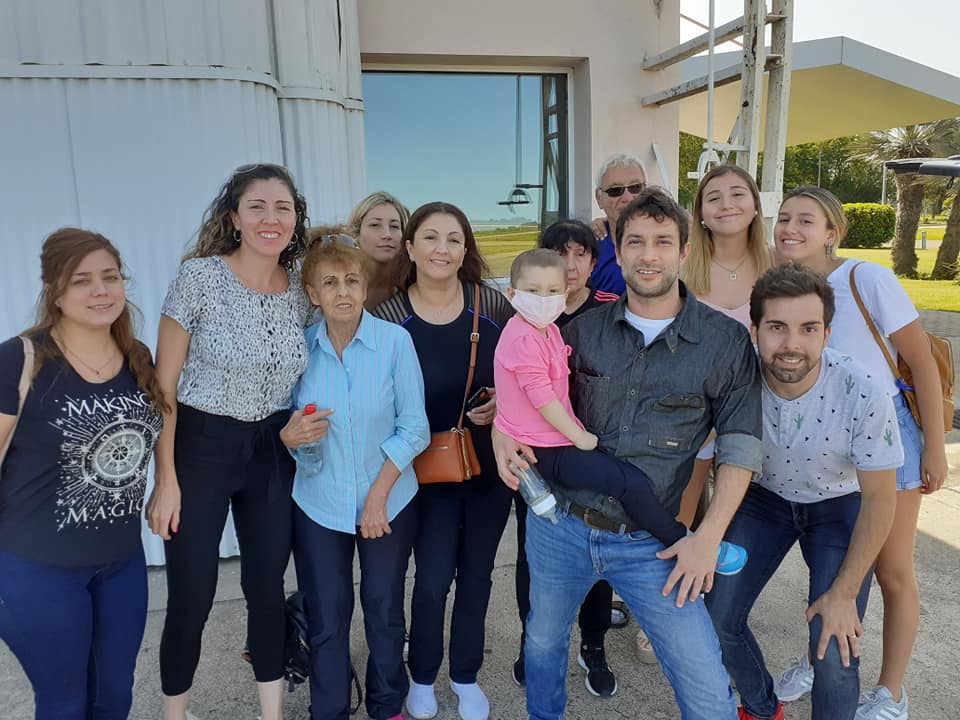 Pequeña luchadora: Paulina viaja a España para iniciar su tratamiento