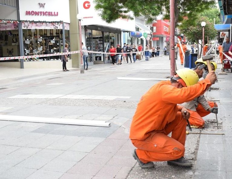 Para atenuar el clima, cubrirán la peatonal Tucumán con “toldo vela”
